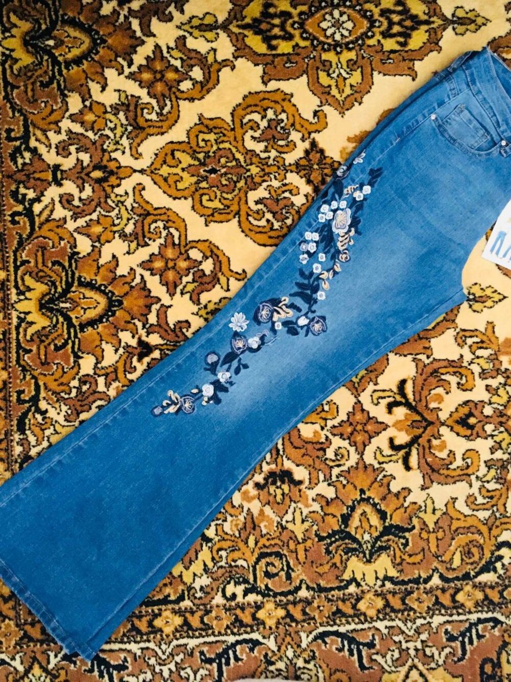 NWT. 9th & Main Mid Rise Bootcut Embroidery Jeans. Sz 10. Stretchy.
